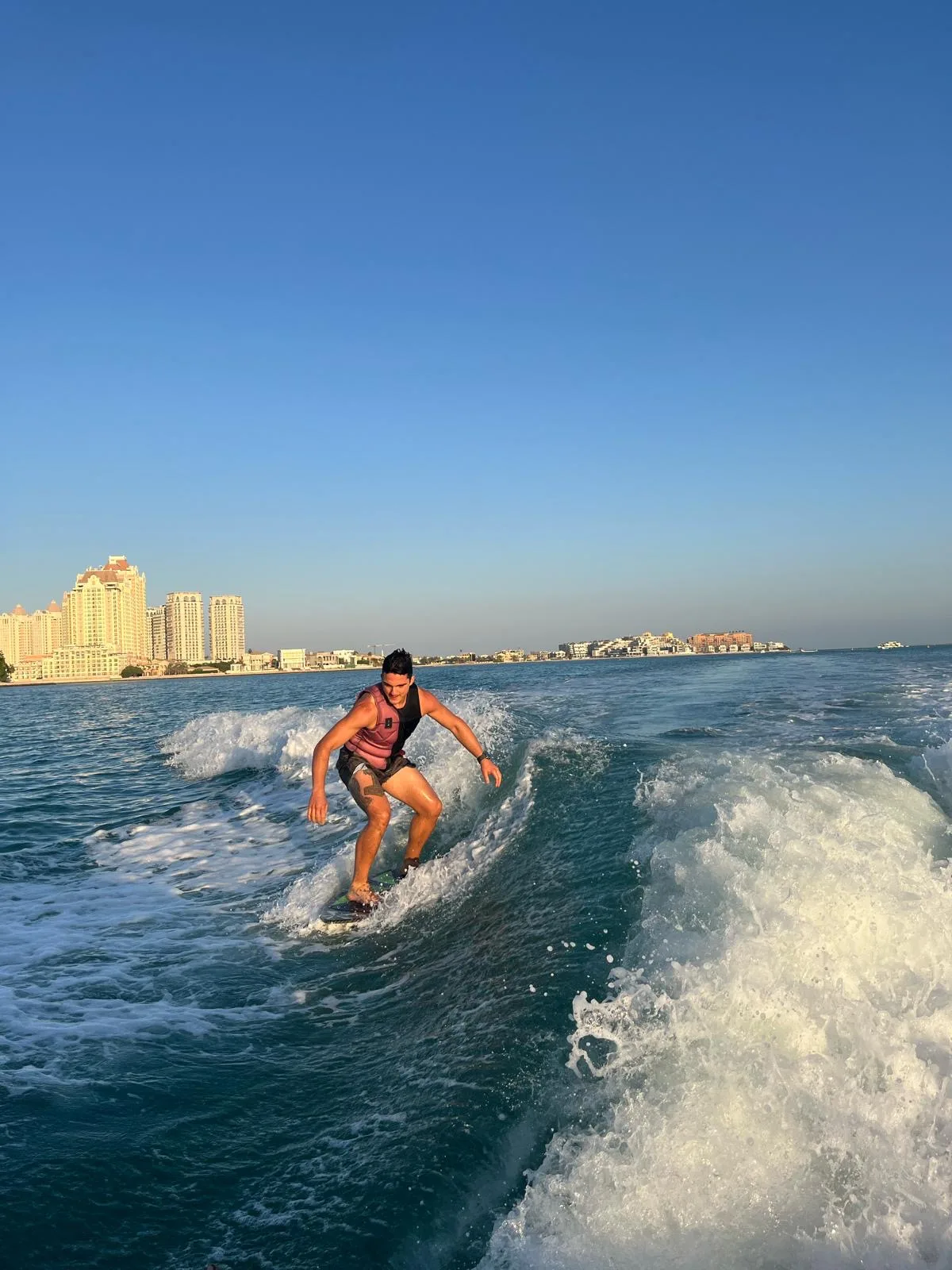 Andrea Tiberi durante una uscita di surf