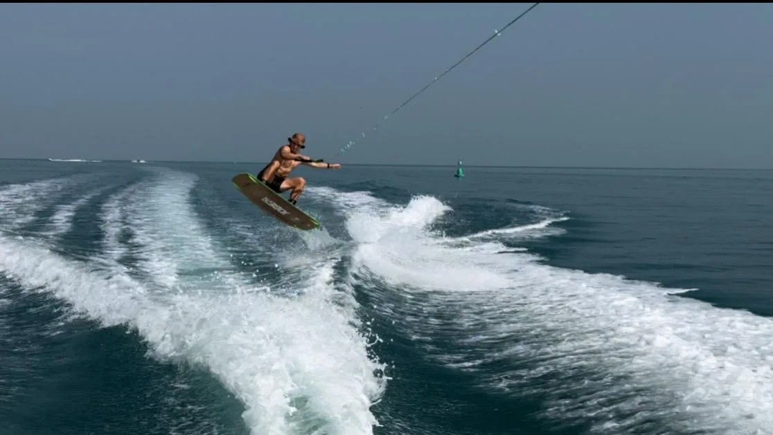 Andrea Tiberi durante una uscita in wakeboard